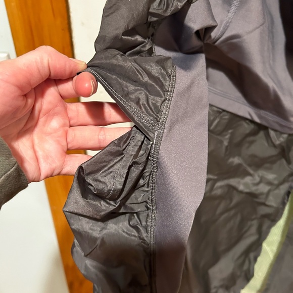 Lululemon wind breaker Super Tracker jacket. - Picture 6 of 10
